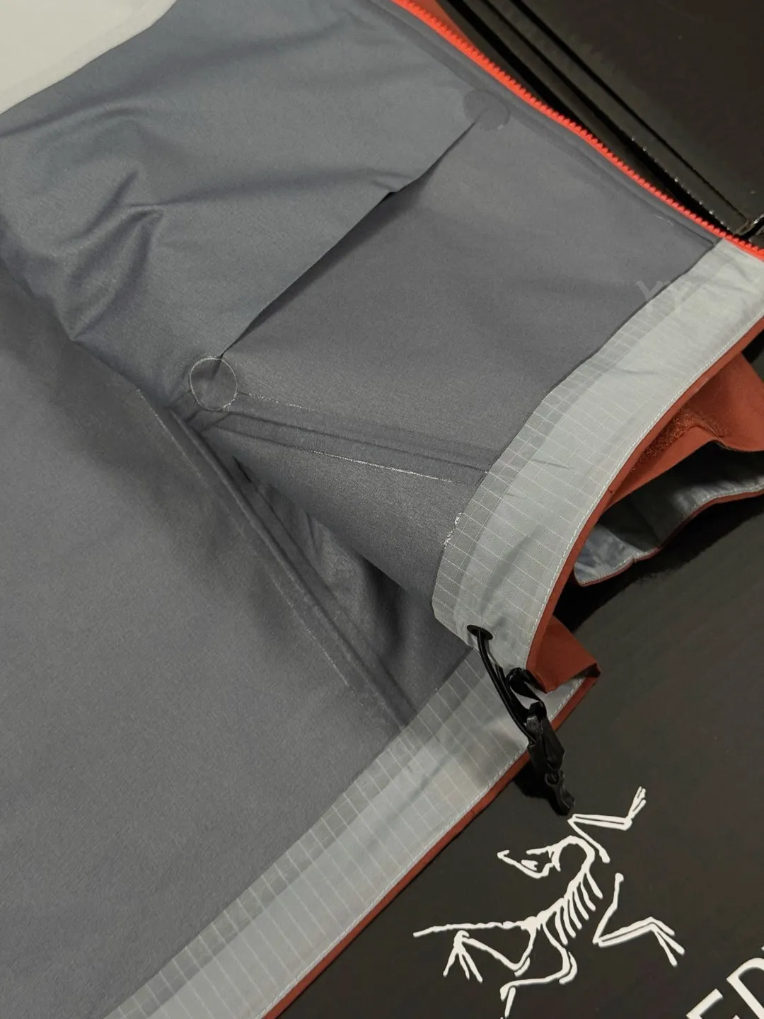 G 02 New Arrival Arcteryx B eta Series SL GORE-TEX Breathable 25SS New Arrival SL Lt ， Lt New Arrival ， ， ， Lt Yb 3D ， Tri-Durance ， Factory 📃 🔍 ， YKK ， ， ， 。 SL ， 。 bluesign@ N 38LGORE-TEX ， Wear-Resistant， 、 Breathable， 。 Storm Hood™ ， Water Tight™ ， ， ， 。 ，VISLON ， Velcro ， Zip-in， ARC TERYX BETA： 。 GORE-TEX： 、 、Breathable 。 ：Black Sizes：S-XXL ：112 116 120 124 128 ： 72 74 76 78 80 ：64.5 66 67.5 69 70.5 ：49.8 51 52.2 53.4 54.6